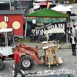 Bewohner von Christiania reißen mit einem Bagger Dealer-Buden ab.