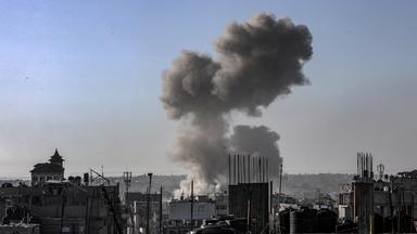 Rauch steigt auf über Rafah.