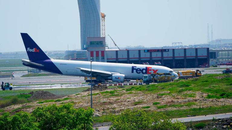 Ein Boeing-Frachtflugzeug landete am Flughafen Istanbul aufgrund eines defekten Fahrwerks auf der Nase.