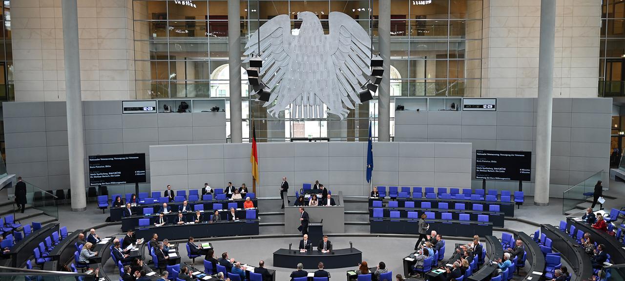 Boris Pistorius spricht bei einer Plenardebatte zum Nationalen Veteranentag im Bundestag.