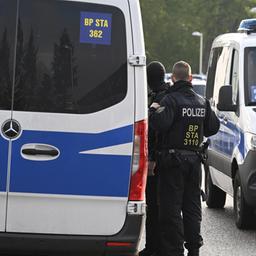 Polizisten durchsuchen Wohnungen und Häuser in Nordrhein-Westfalen im Rahmen einer Razzia gegen Schleuserkriminalität (Archivbild)