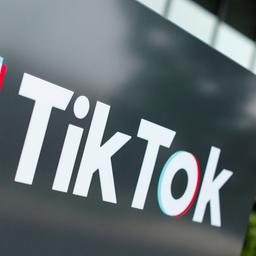 Ein Schild mit dem Logo von TikTok vor dem US-Sitz der Firma in Culver City, California