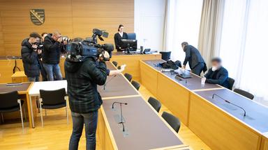 Der 24-jährige wegen Beihilfe Angeklagte sitzt zum Prozessbeginn im Januar am Landgericht in Dresden auf seinem Platz im Verhandlungssaal.