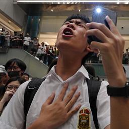  Menschen singen in einem Einkaufszentrum in Hongkong das Lied "Glory to Hong Kong" (Bild von 2019)