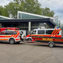 Feuerwehr und DLRG bei einem Rettungseinsatz im Karlsruher Zoo. 
