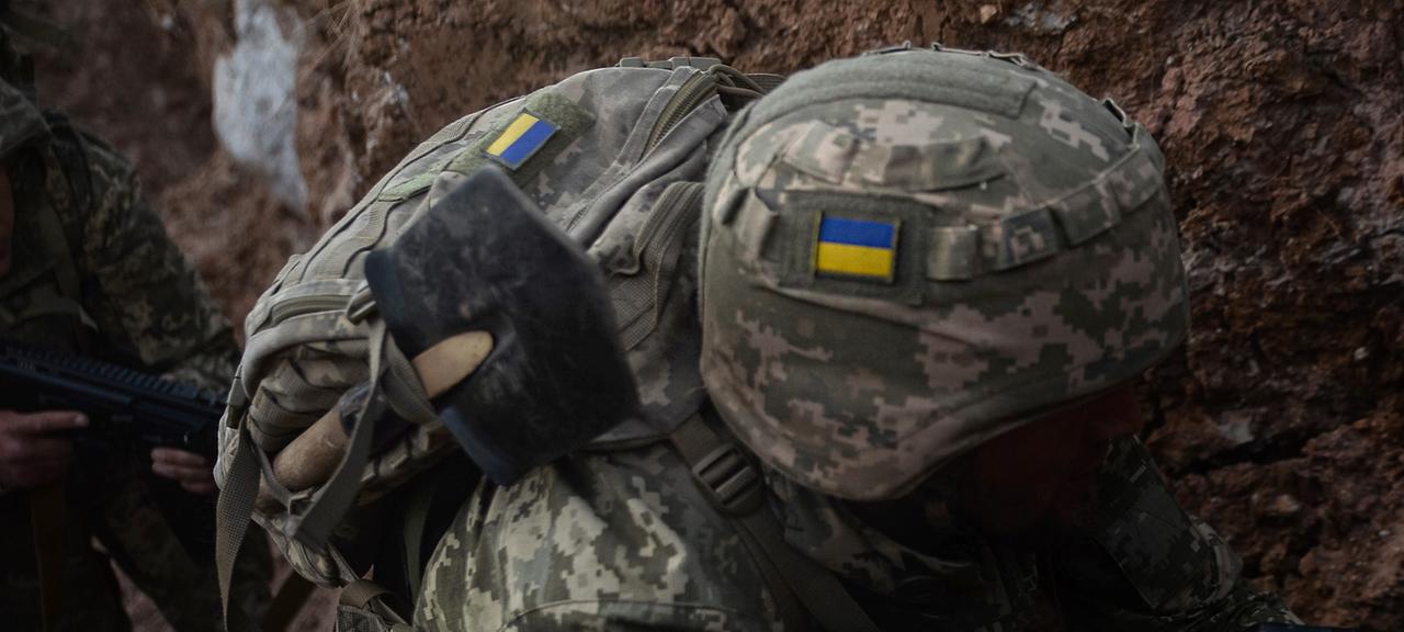 Nahaufnahme eines ukrainischen Soldaten, der im Schützengraben trainiert.