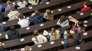 München: Studenten nehmen an einer Veranstaltung im Audimax der Ludwig-Maximilians-Universität teil.