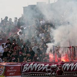 BFC-Fans verbrennen im Spiel gegen Energie Cottbus auf der Tribüne Schals von anderen Vereinen (Quelle: IMAGO / Fotostand)