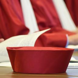 Auf der Richterbank des Zweiten Senats beim Bundesverfassungsgericht in Karlsruhe (Baden-Württemberg) liegt während einer Urteilsverkündung das Barett eines Richters. (Archivbild: 07.10.2014 )