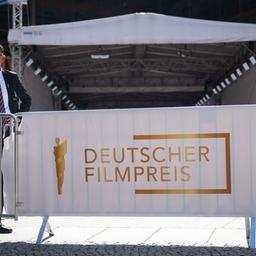 Ein Sicherheitsmitarbeiter steht am 03.05.2024 vor der Verleihung des Deutschen Filmpreises hinter einer Absperrung. (Quelle: dpa/Sebastian Gollnow)