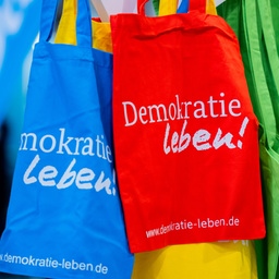 "Demokratie leben!" steht auf Stofftaschen (Archivbild)