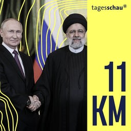 Russlands Präsident Wladimir Putin (l.) und Irans Präsident Ebrahim Raisi geben sich bei einem Treffen in Moskau die Hand.
