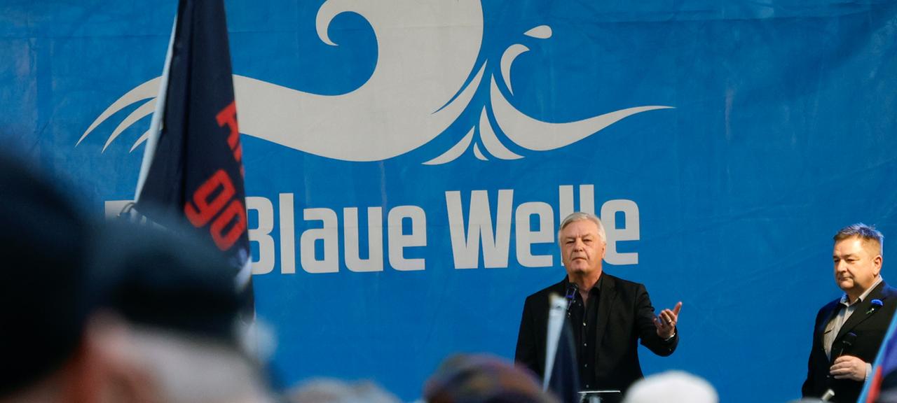 "Compact"-Chefredakteur Jürgen Elsässer (m.) auf der Bühne einer "Blaue Welle" genannten Tour in Velten, Brandenburg