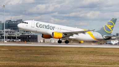 Ein Airbus A320 der Airline Condor startet vom Flughafen in München.