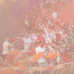 Freiburgs Fans zünden Rauchbomben.