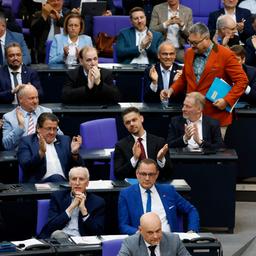 Die AfD-Fraktion im Bundestag klatscht nach der Rede von Stefan Keuter.
