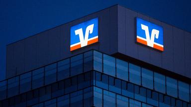 Leuchtendes Volksbank-Logo an einem Gebäude