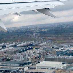 Der Flughafen Stuttgart ist aus einem startenden Verkehrsflugzeug zu sehen.