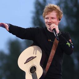 Musiker Ed Sheeran performt auf einer Bühne. Der Star wird beim Southside-Festival in Neuhausen ob Eck auftreten. Nach Baden-Württemberg kommen im Sommer einige Stars.