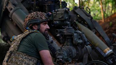 Ein ukrainischer Soldat einer Artillerie-Brigade bereitet sich vor, am 1. Mai 2024 eine M777 Haubitze gegen russische Truppen nahe der Front in der Donezk-Region abzufeuern. 
