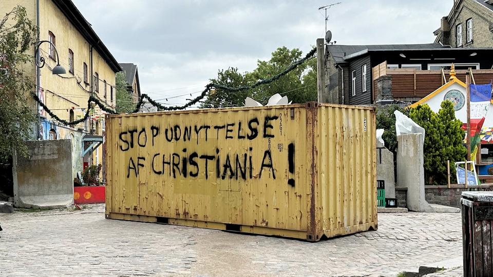 Ein Container steht als Barrikade am Eingang der Pusher Street in der Freistadt Christiania, Kopenhagen