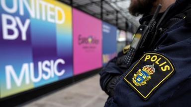 Polizeibeamte sichern den Bereich um die Malmö Arena