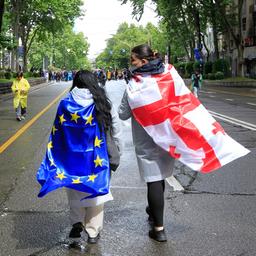 Zwei Demonstranten mit georgischer National- und EU-Flagge 