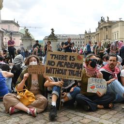Menschen protestieren auf dem Gelände der Humboldt-Universität Berlin gegen den Krieg im Gazastreifen. (Quelle: dpa/Paul Zinken)