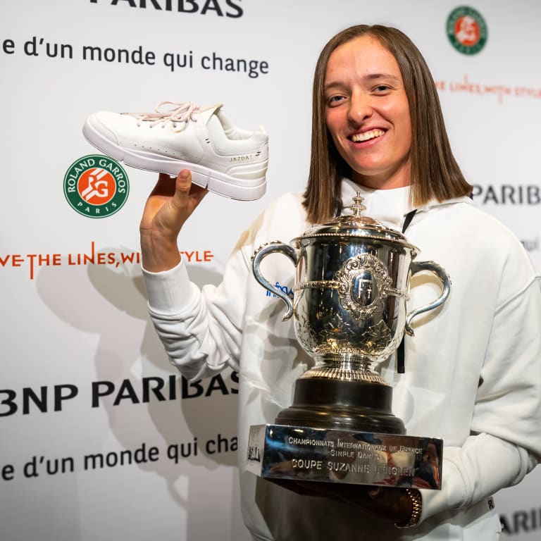On gifts Iga Swiatek custom shoes in honor of fifth Grand Slam title