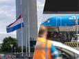 De vlag hangt halfstok bij Schiphol nadat een persoon in een draaiende vliegtuigmotor van een passagiersvliegtuig terechtgekomen en overleden, meldt de marechaussee.