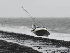Zoekactie nadat zeiljacht vastloopt op strand van Westkapelle: dan komt eigenaar de zee uitlopen, na anderhalf uur te hebben gezwommen
