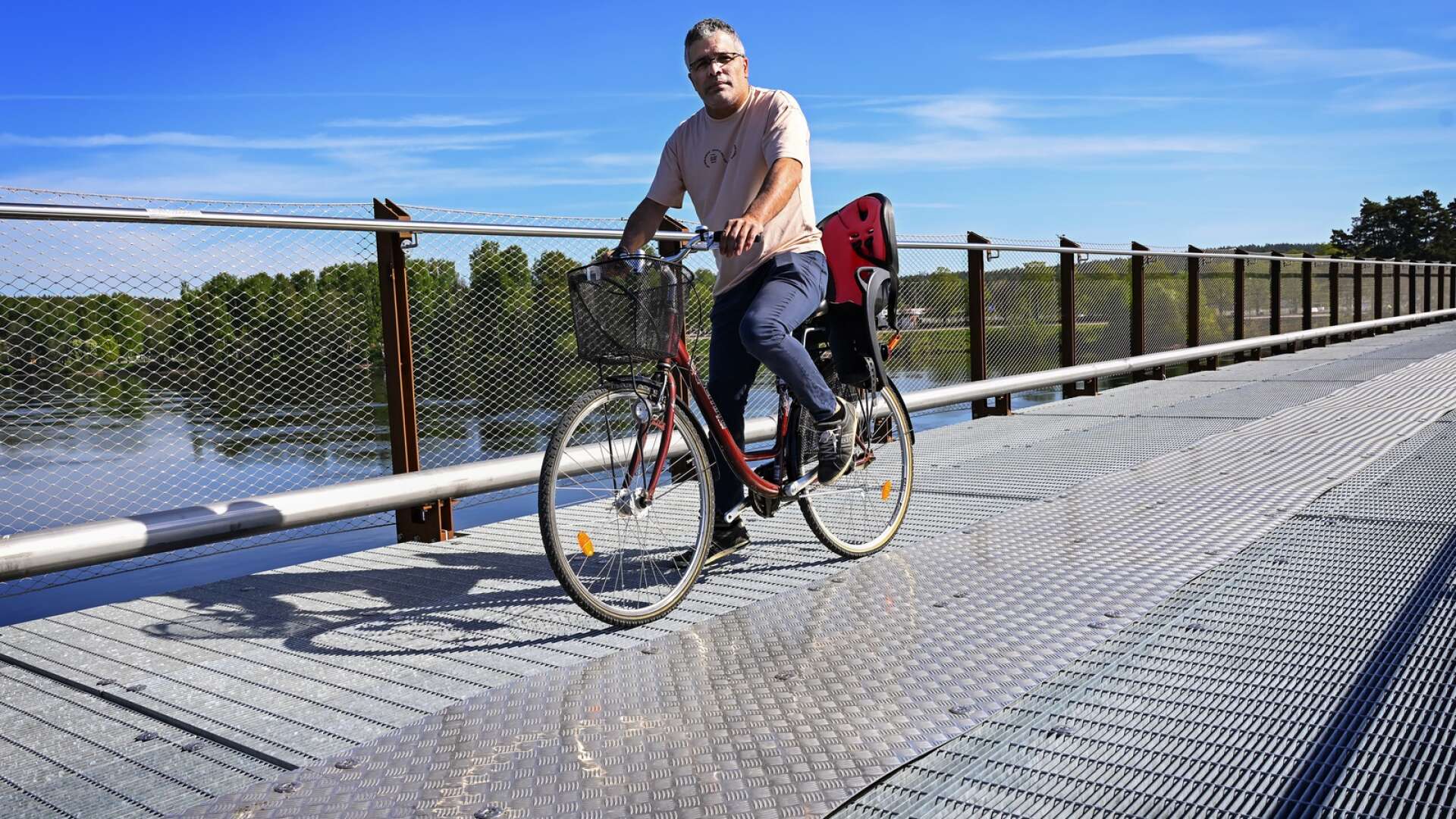 Dennis Yildiz använder Färjestadsbron för att ta sig till och från arbetet. Han konstaterar att det låter betydligt mindre när man cyklar över bron på kvällen än när solen ligger på från klarblå himmel som under tisdagen.