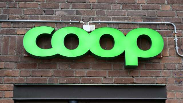 Inaktuell marknadsföring på Coop-butiker tyder på ointresse från alla håll, anser insändarskribenten.