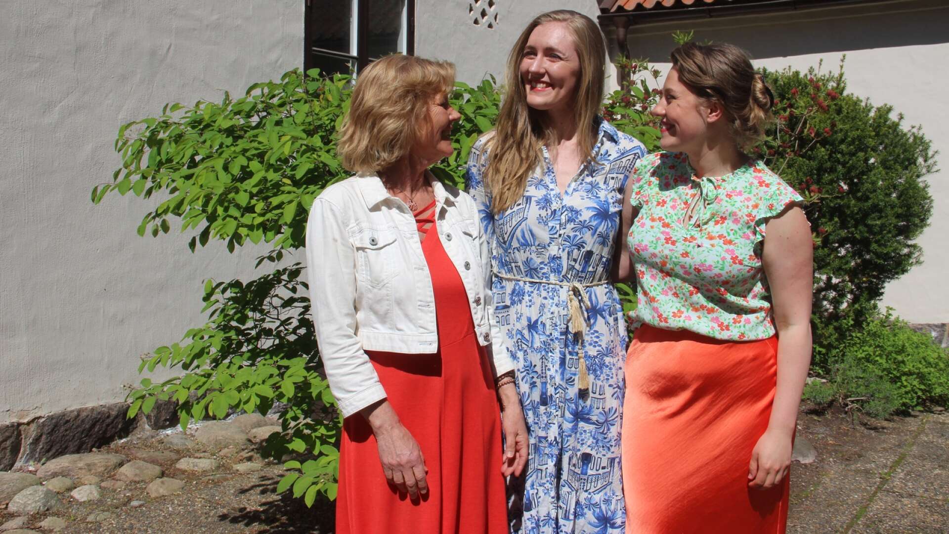 Nyligen uppträdde Ulrika Hebbe med två av sina döttrar - Emelie och Maria Hebbe - på Stortorget i samband med Seniordagen.