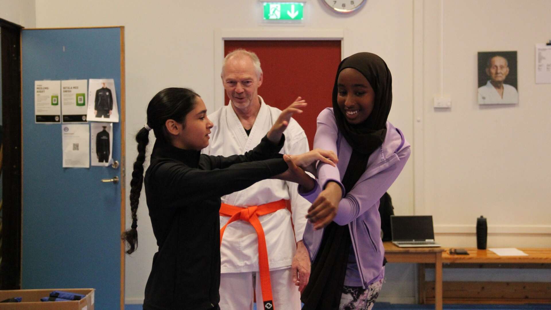 Lana Aloukla och Afnaan Hassan fick öva på tekniker för att ta sig loss från grepp när de fick prova på karate.