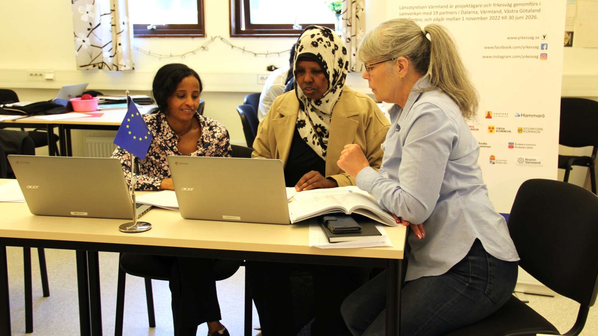 Meheret Andeberhem och Sabaad Diriye får lite hjälp av läraren Inga-Lill Fredriksson.