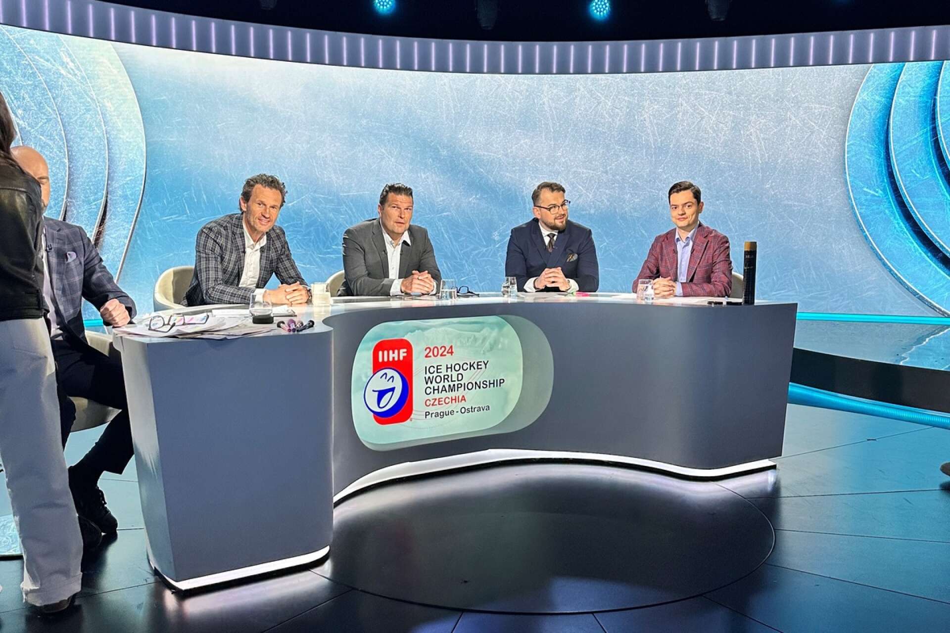 Maciej Szwoch i den polska tv-studion tillsammans med fyra män till med – får vi förmoda – svåruttalade namn.