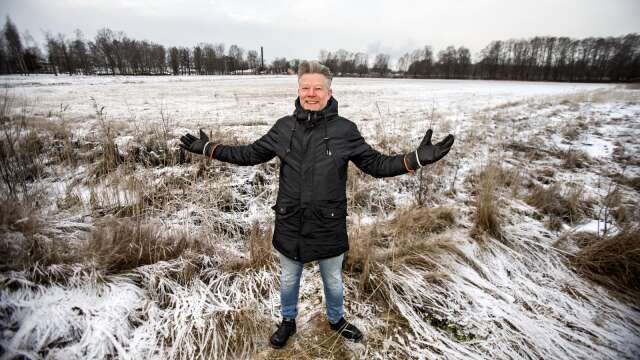 Hammarö Energis vd Johan Modin har fått vänta tre år sedan bilden togs intill Industrileden i Skoghall, men nu har han fått grönt ljus för sin solpark.