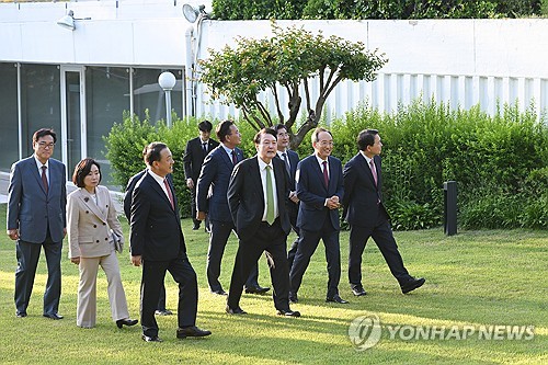 Yoon holds dinner meeting with new ruling party leadership