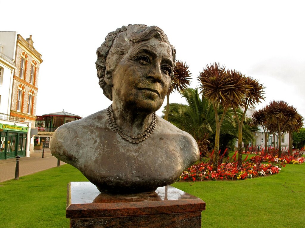Agatha-Christie-bust.jpg