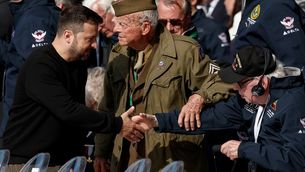 Volodímir Zelenski ha assistit a l'homenatge al desembarcament de Normandia, on ha saludat diversos veterans de guerra