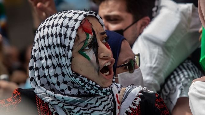 Una jove en una manifestació en defensa de Palestina a Madrid