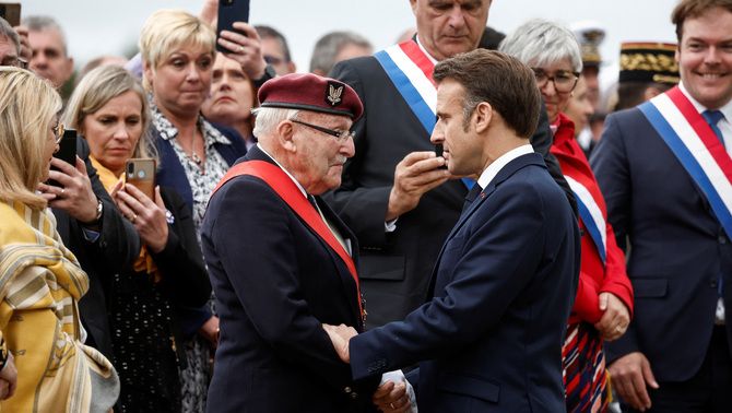  Macron saluda l'últim supervivent de les Forces Lliures Franceses, la vigília del 80è aniversari del desembarcament de Normandia (Reuters/Benoit Tessier) 