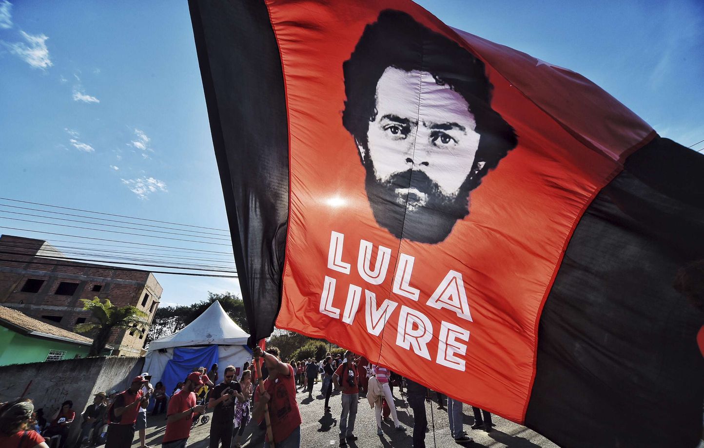 Des supporters de l'ancien président brésilien Lula, emprisonné pour corruption, réclament sa libération, le 8 juillet 2018.