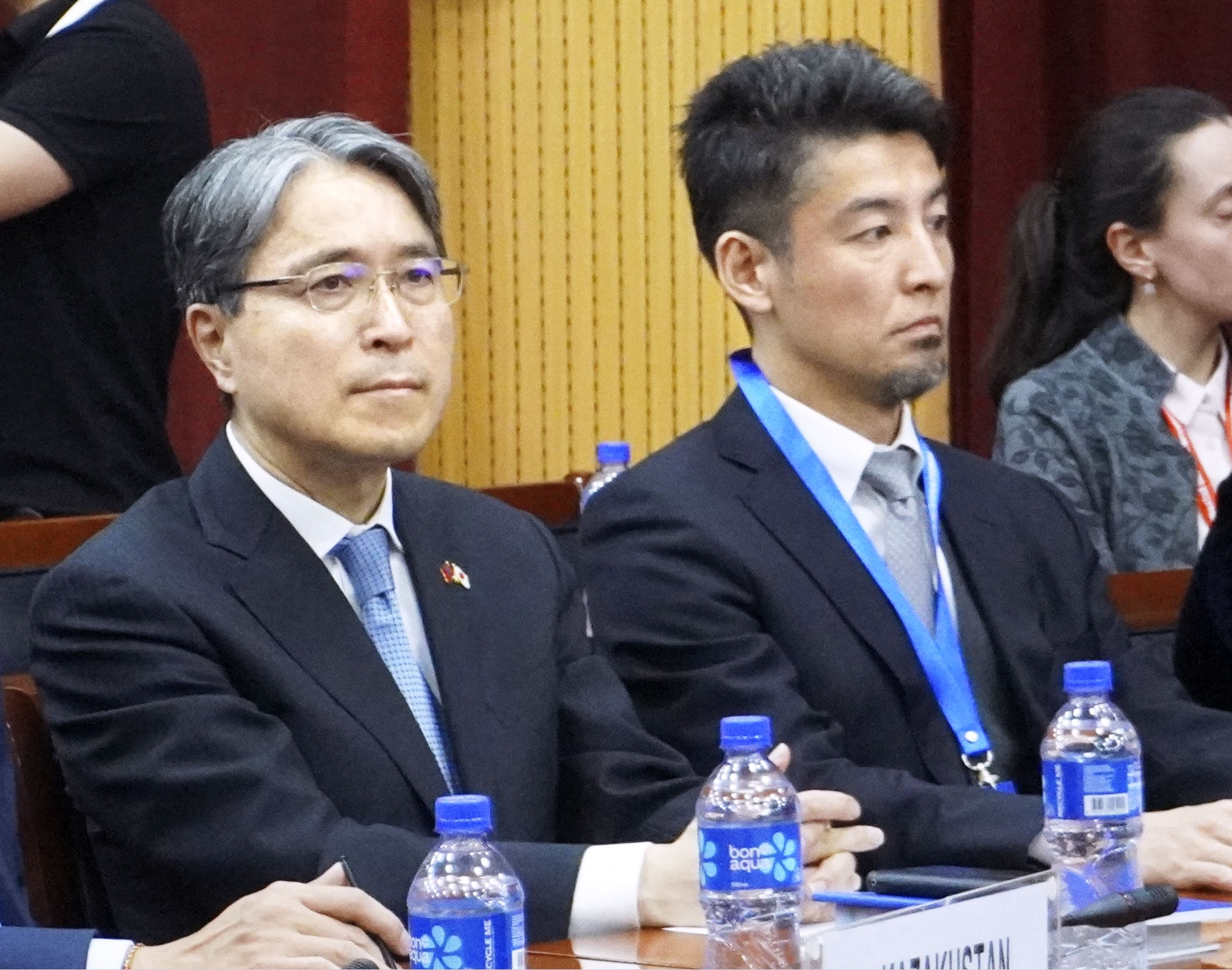 国際会議「ウランバートル対話」に出席した日本の井川原賢駐モンゴル大使（左）ら＝6日、ウランバートル（共同）