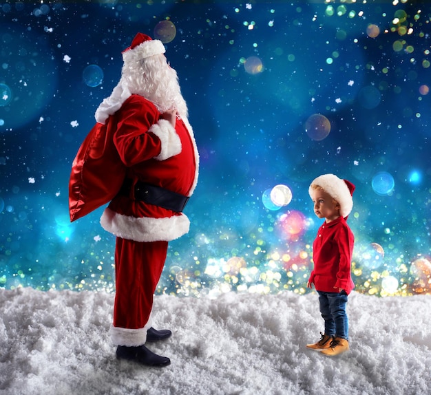 Il bambino sta aspettando un regalo di Natale da Babbo Natale