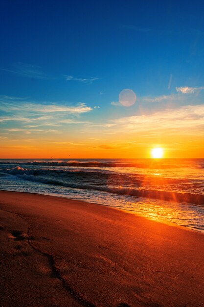 Красивый пляж восход солнца под голубым небом