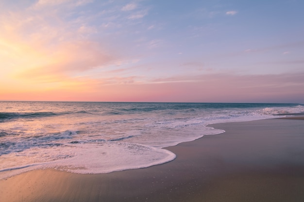 Красивый снимок красочного заката на пляже