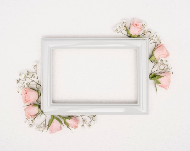 Free photo empty vintage frame with roses buds