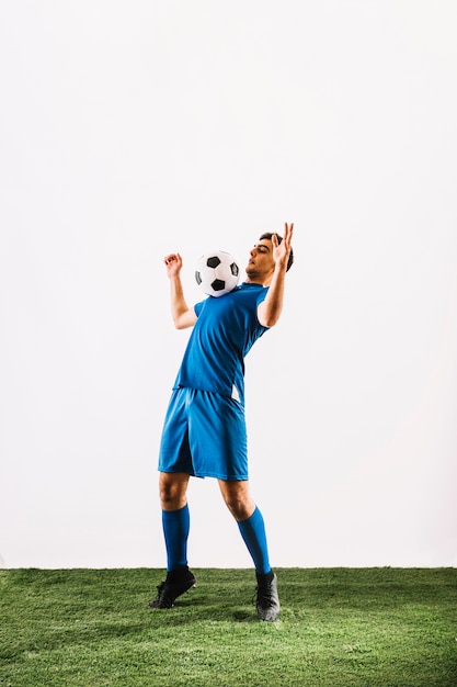 Спортсмен ловит мяч на груди